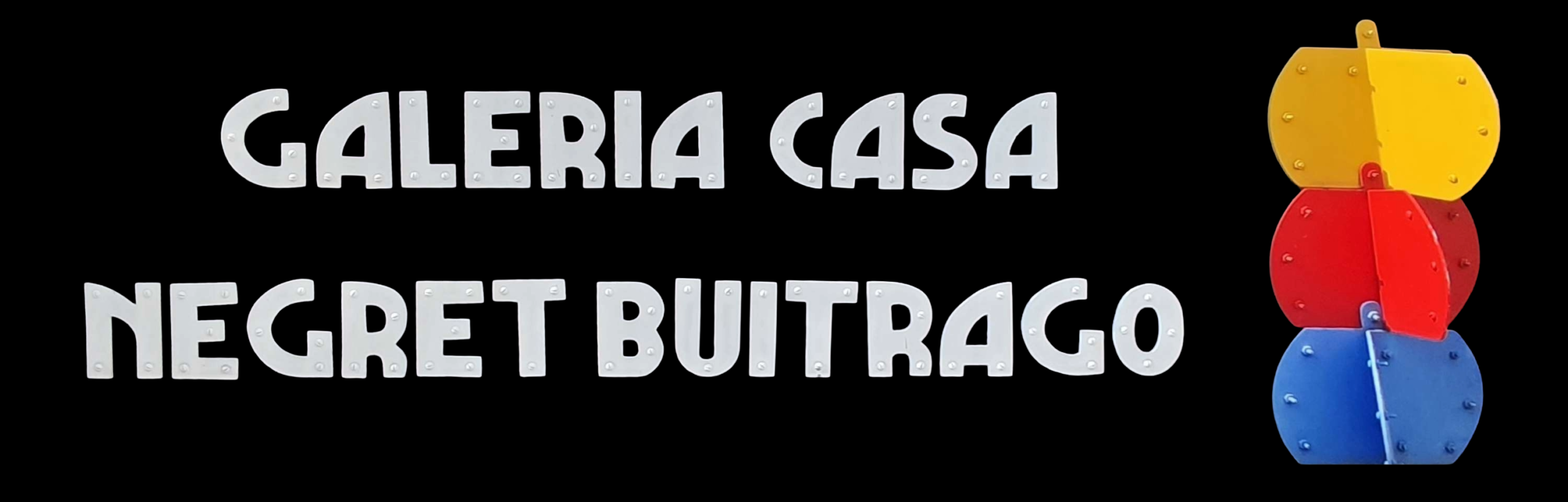 Logo de Galería Casa Negret Buitrago con tipografía metálica y escultura abstracta colorida sobre fondo negro